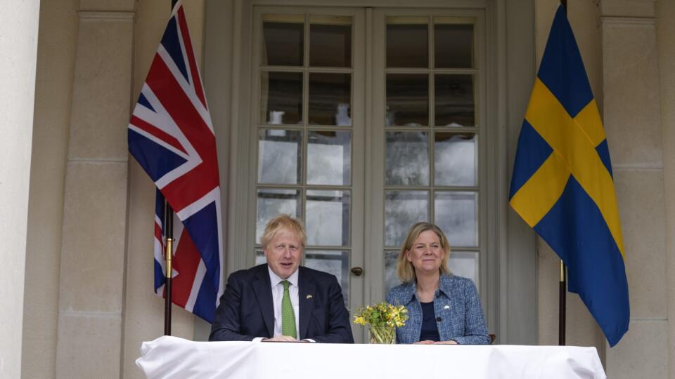 EBE 30 Harpsund -  Na snímke vľavo britský premiér Boris Johnson a vpravo švédska premiérka Magdalena Anderssonová pózujú fotografom počas podpisu dokumentov v kaštieli  Harpsund vo Švédsku 11. mája 2022. FOTO TASR/AP

British Prime Minister Boris Johnson, left, and Sweden's Prime Minister Magdalena Andersson pose for photographers during the signing of a security assurance, in Harpsund, the country retreat of Swedish prime ministers, Wednesday, May 11, 2022. Johnson is visiting Sweden and Finla