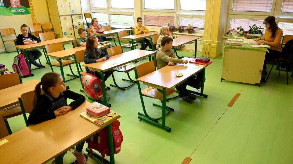 V pondelok 1. júna 2020 sa do základných škol vrátili deti za prísnych hygienických opatrení. Na snímke vyučovací proces na ZŠ Komenského 8 v Trebišove. FOTO TASR – Roman Hanc