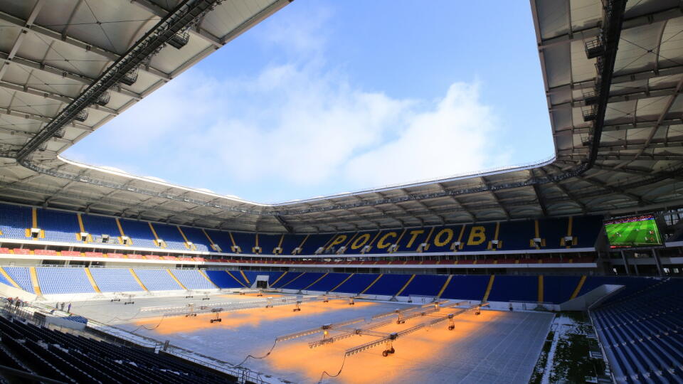 Rostov Arena v Rostove na Done pojme 45 145 fanúšikov a odohrá sa na ňom päť zápasov. Leží pri rieka Don a jeho strecha kopíruje tvar povodia. 