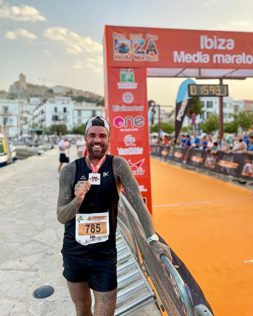 „Bavilo ma behať a bicyklovať, potom som skočil do vody a bol z toho triatlon. Ale hlavný dôvod, pre ktorý som sa doň zamiloval, je ten, že je slobodný a môžem ho robiť kde chcem, s kým chcem a kedy chcem,“ povedal bývalý futbalista na margo jeho vzťahu k triatlonu.