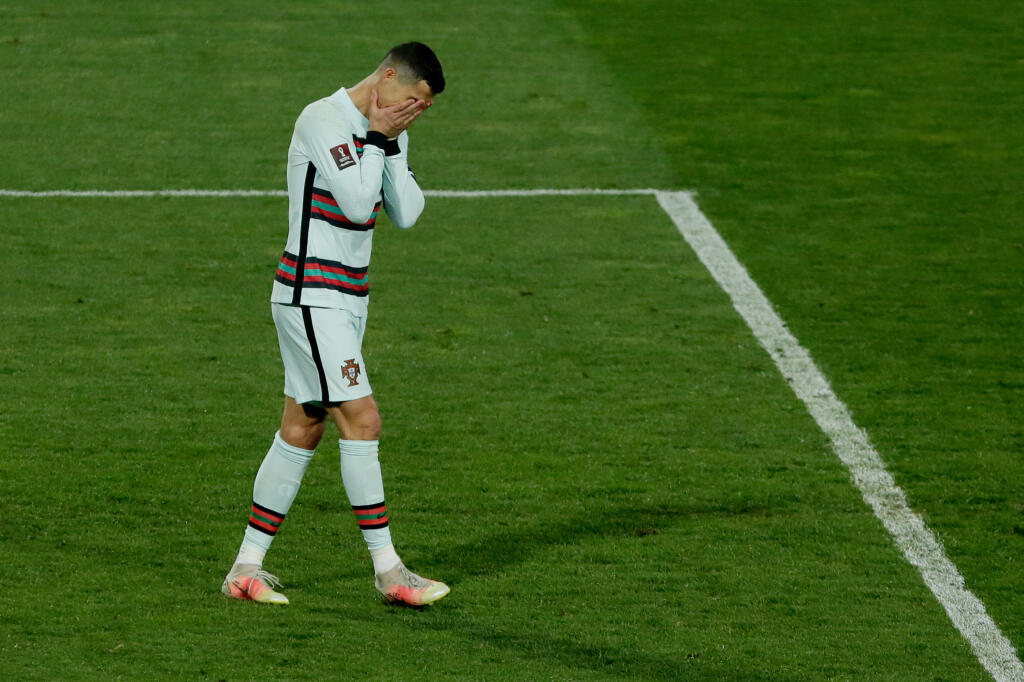 Cristiano Ronaldo najprv protestoval u rozhodcov, potom zahodil kapitánsku pásku a zišiel z ihriska.