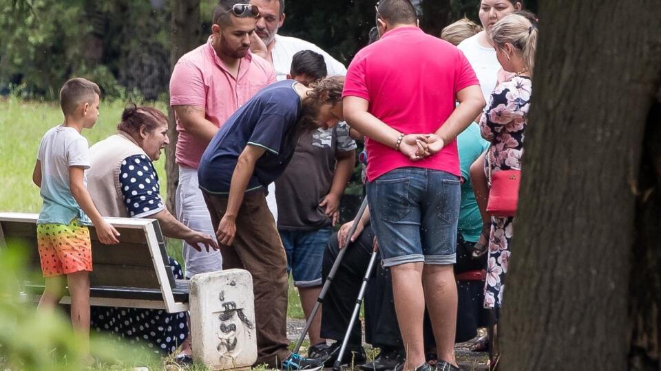 Maroš (v strede) má v piešťanskom parku plné ruky práce. Denne na jeho „liečiteľské“ schopnosti čakajú desiatky, ba až stovky Rómov.