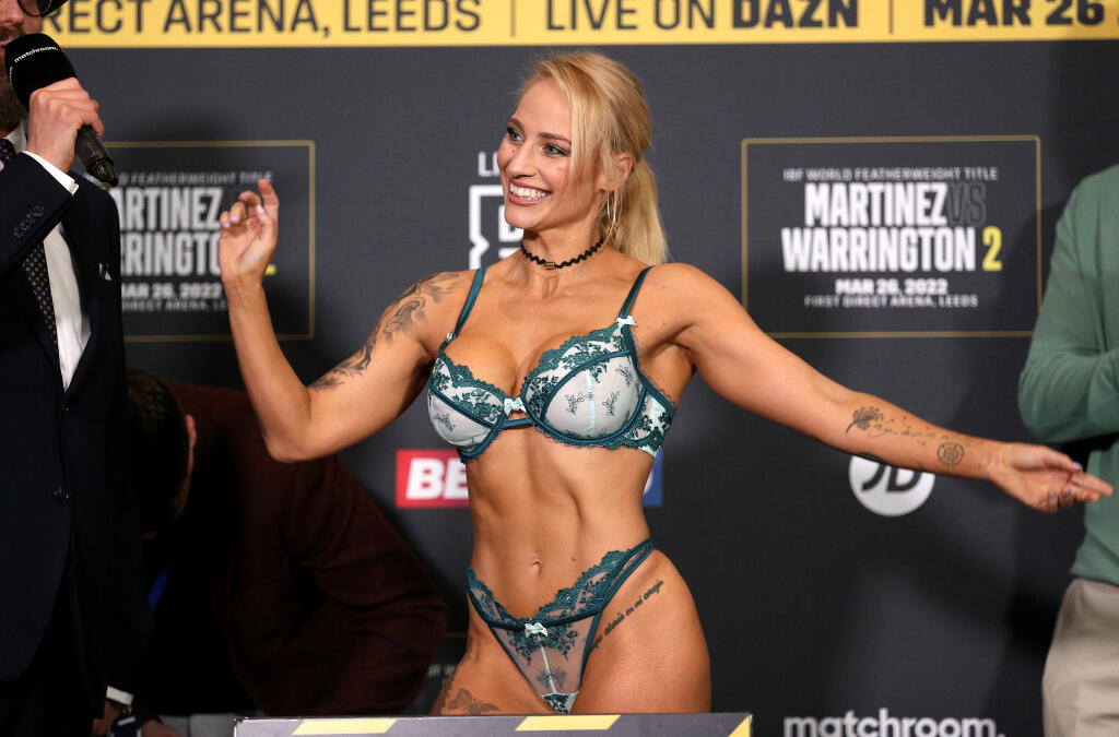 Blonďavá boxerka na vážení opäť predviedla svoje bujné krivky. Prsia jej vyliezali z podprsenky, tangáče boli na prvý pohľad priesvitné a čiarka na zadku taktiež veľa nezakryla.