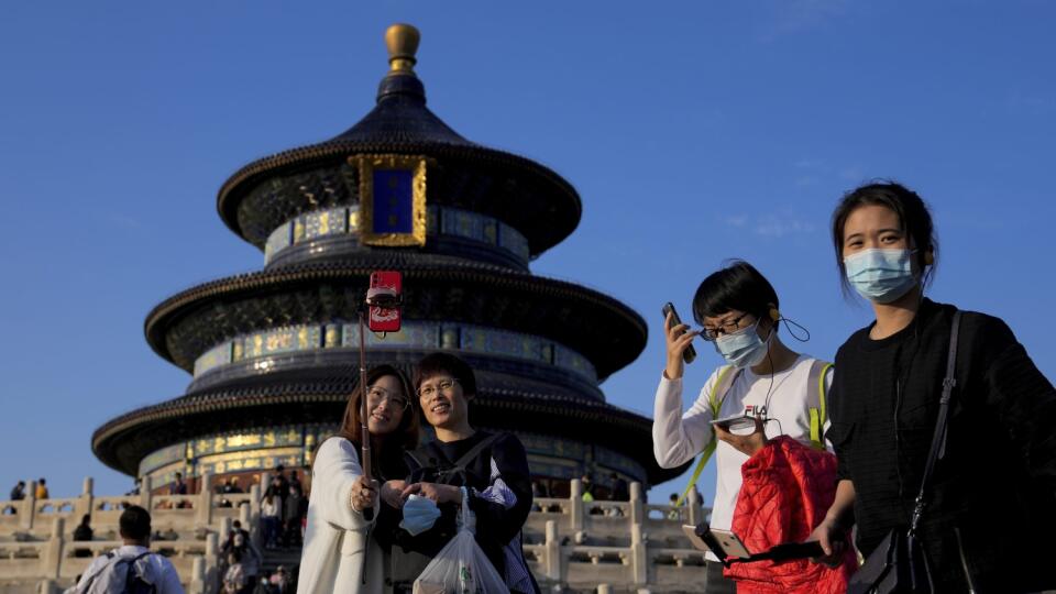 EBE 19 Peking - Turistky s ochrannými rúškami navštevujú Chrám nebies počas posledného dňa čínskeho národného sviatku v Pekingu 7. októbra 2021. FOTO TASR/AP
Women wearing face masks to help curb the spread of the coronavirus walk by visitors take a selfie at the Temple of Heaven during the last day of the week-long China's National Day in Beijing, Thursday, Oct. 7, 2021. (AP Photo/Andy Wong)