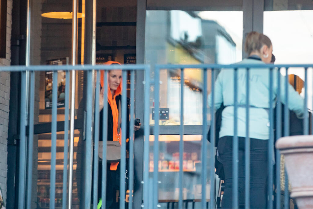 Deň po prevalení životnej novinky u Vinczeovcov sa nám manželov podarilo zachytiť, ako si vychutnávajú obed v známej reštaurácii neďaleko ich bydliska. A nechýbalo ani ich malé dieťatko. Na snímke je Viktor Vincze a Adela Vinczeová.