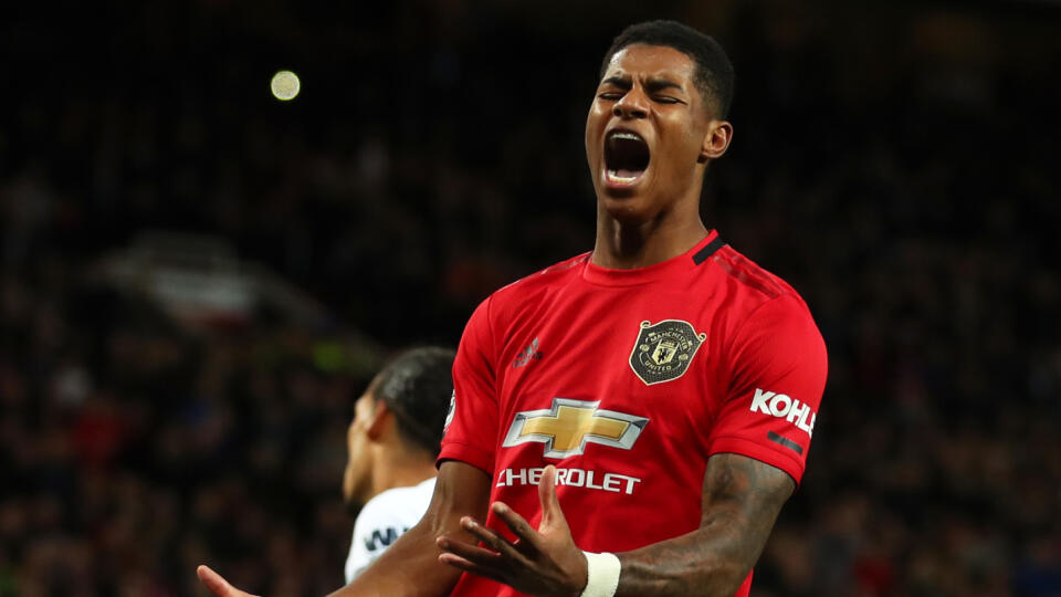 Manchester United (v červenom) sa rozišiel s Liverpoolom (v bielom) remízou 1:1.