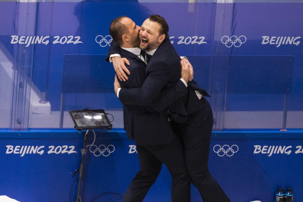 Asistenti trénera SR Ján Pardavý a Andrej Podkonický oslavujú postup do semifinále po víťazstve 3:2 vo štvrťfinále olympijského turnaja v hokeji mužov nad USA po samostatných nájazdoch na ZOH 2022 v Pekingu v stredu 16. februára 2022.