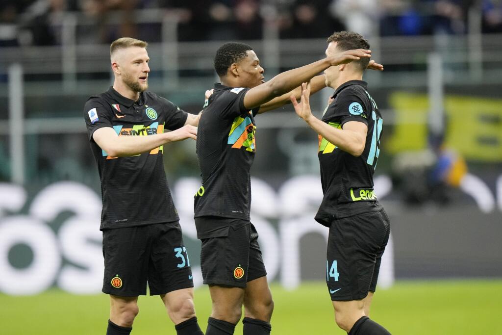 Slovenský futbalista Interu Miláno Milan Škriniar (vľavo) a jeho spoluhráči Denzel Dumfries (uprostred) a Ivan Perišič sa tešia po výhre 2:0 v zápase 32. kola talianskej Serie A Inter Miláno - Hellas Verona v Miláne v sobotu 9. apríla 2022.