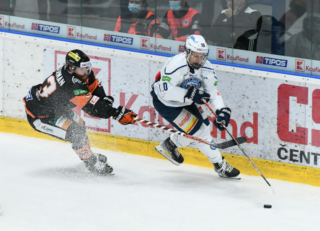 Na snímke zľava Jay Saucerman (Košice) a Adam Sýkora (Nitra) v zápase 1. kola hokejovej Tipos extraligy medzi HK Nitra a HC Košice 24. septembra 2021 v Nitre. FOTO TASR - Henrich Mišovič