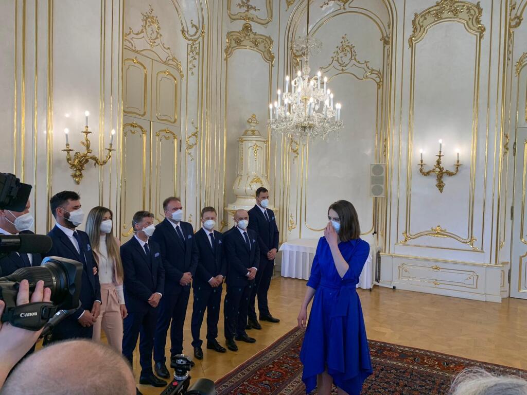 Lyžiarka Petra Vlhová spolu s tímom u prezidentky Zuzany Čaputovej.