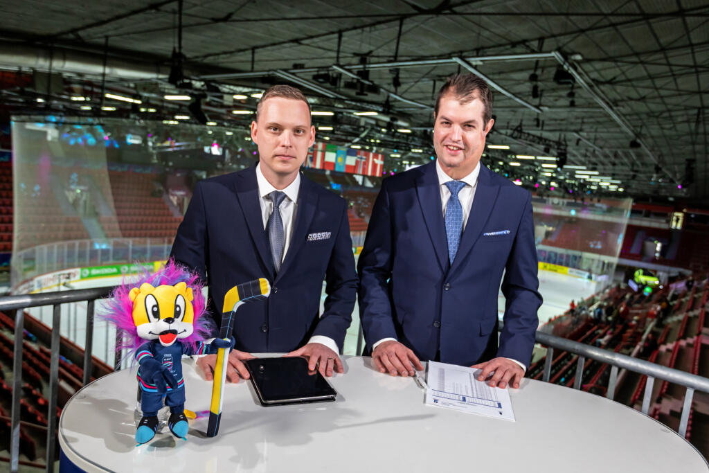 Na snímke je spolukomentátor hokejových zápasov Ondrej Rusnák a komentátor RTVS Tomáš Zagiba počas MS 2022 v Helsinkách.