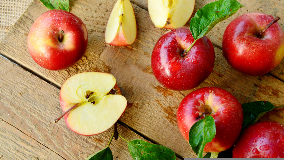 Red,Apples,Or,Gala,Apples,With,Fresh,Leaf,And,Water