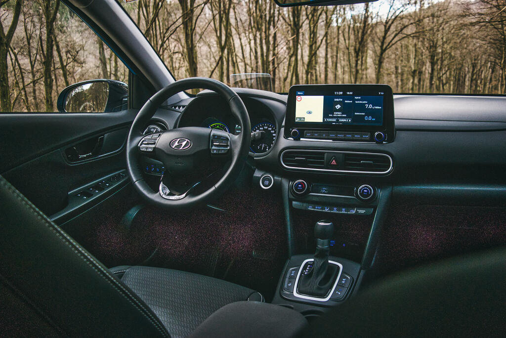 V kabíne nás oslovili kvalitné materiály, excelentný infotainment aj vynikajúca audiosústava. 
Poteší, že kožené sedadlá sú vyhrievané i odvetrávané.