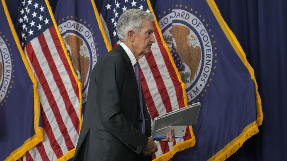 KK35 Washington - Šéf americkej centrálnej banky Jerome Powell odchádza po tlačovej konferencii 20. marca 2024 vo Washingtone. Americká centrálna banka (Fed) v súlade s očakávaniami piatykrát po sebe nezmenila nastavenie svojej menovej politiky. FOTO TASR/AP
Federal Reserve Board Chair Jerome Powell leaves after speaking at a news conference at the Federal Reserve in Washington, Wednesday, March 20, 2024. (AP Photo/Susan Walsh)