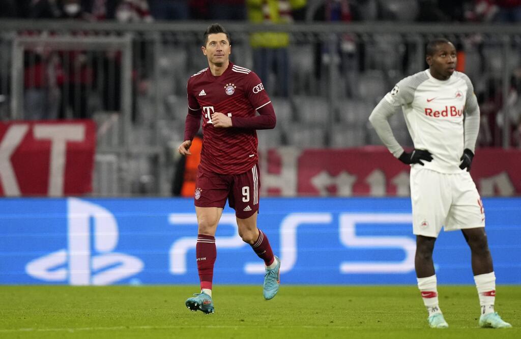 PK 1 Mníchov - Futbalista Robert Lewandowski (vľavo) z Bayernu Mníchov počas osemfinále Ligy majstrov Bayern Mníchov - RB Salzburg 8. marca 2022 v Mníchove. FOTO TASR/AP
Bayern's Robert Lewandowski, left, watches up after scoring during the Champions League, round of 16, second leg soccer match between Bayern and Salzburg in Munich, Germany, Tuesday, March 8, 2022. (AP Photo/Matthias Schrader)