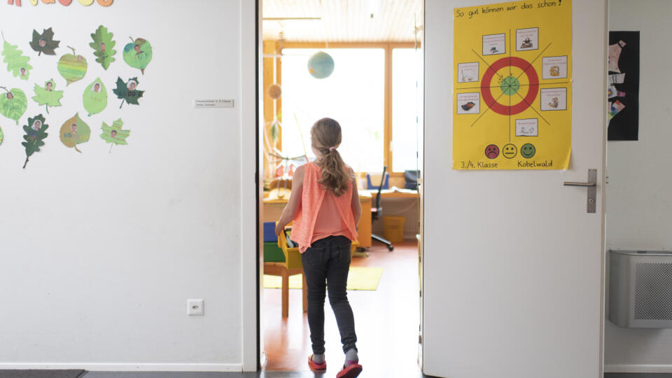 KK39 Kobelwald - Žiačka základnej školy kráča do triedy počas prvého dňa otvorenia školy v rámci postupného uvoľňovania prísnych opatrení v súvislosti s pandémiou koronavírusu SARS-CoV-2, 11.mája 2020 vo švajčiarskom Kobelwalde. FOTO TASR/AP
A schoolgirl enters the classroom on the first day of school after the public shutdown because of the coronavirus pandemic, at a primary school in Kobelwald, Switzerland, on Monday, May 11, 2020. (Gian Ehrenzeller/Keystone via AP)