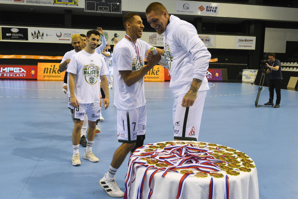 Na snímke medaily si hádzanári brali sami, vpravo kapitán hádzanárov Tatranu Prešov Oliver Rábek, vľavo Guilherme Linhares v treťom zápase finále play off Niké Handball Extraligy mužov v hádzanej Tatran Prešov – MŠK Považská Bystrica.