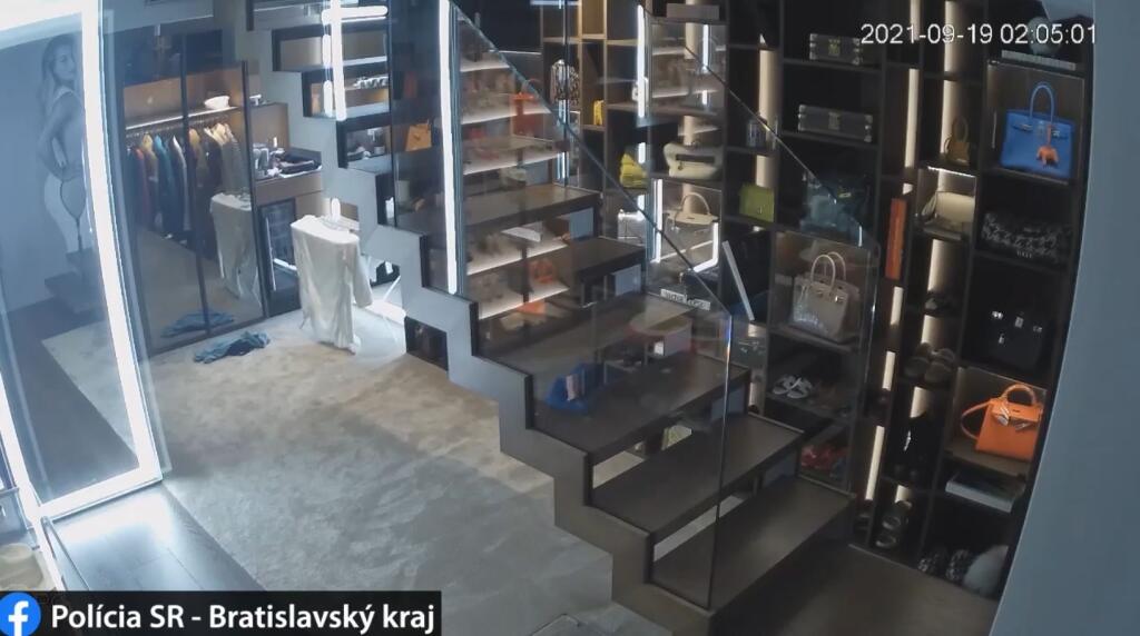 Polícia zverejnila zábery z krádeže bytu v Starom Meste. Podľa záberov a Cibulkovej podobizne na stene je zrejmé, že ide o byt bývalej tenistky.