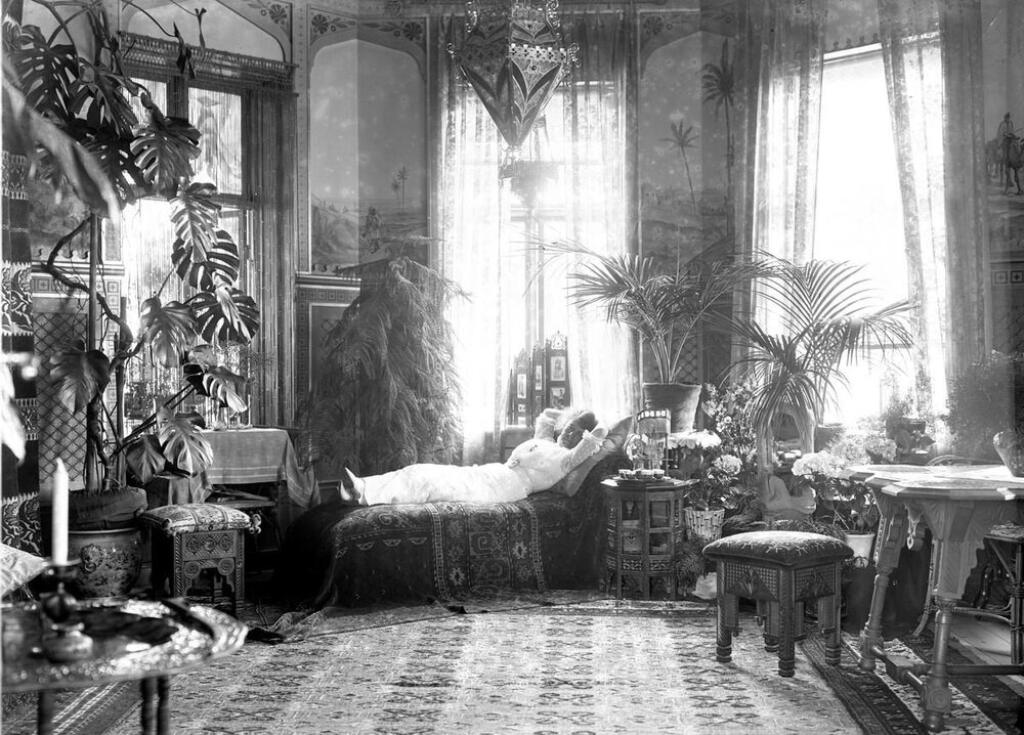 Agnes Bergström v obklopení izbových rastlín, 1920, Švédsko