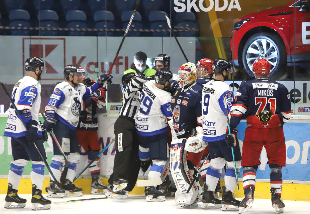 Na snímke hromadná bitka v piatom zápase finále Kaufland Play off Tipos extraligy v hokeji HKM Zvolen - HK Poprad vo Zvolene 6. mája 2021. FOTO TASR - Ján Krošlák