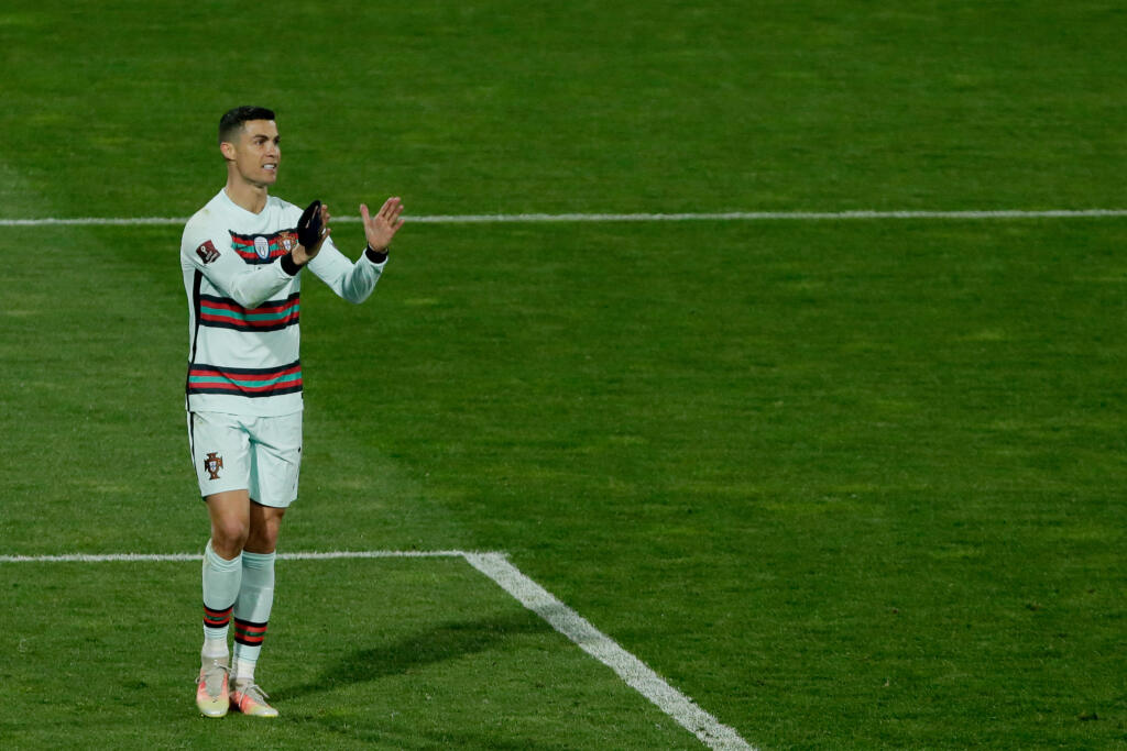 Cristiano Ronaldo najprv protestoval u rozhodcov, potom zahodil kapitánsku pásku a zišiel z ihriska.