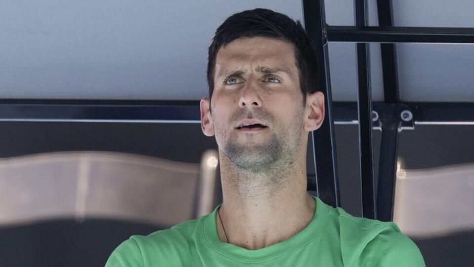 JB 10 Melbourne - Deväťnásobný šampión Australian Open, srbský tenista Novak Djokovič oddychuje počas tréningu na kurte v austrálskom Melbourne 13. januára 2022. Srbského tenistu Novaka Djokoviča zaradili organizátori do žrebu na úvodnom grandslamovom podujatí sezóny Australian Open. Stále však nie je isté, či na turnaji nastúpi. FOTO TASR/AP
Defending men's champion Serbia's Novak Djokovic rests during a practice session on Margaret Court Arena ahead of the Australian Open tennis championship