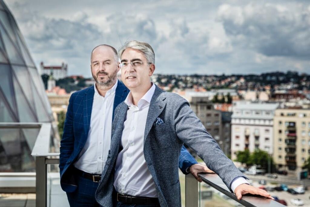 V popredí Peter Gunda, za ním Pavel Poliak