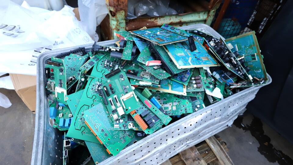 Na snímke vyseparované plošné spoje v závode na spracovanie elektroodpadu Zedko v Banskej Bystrici 6. októbra 2023. FOTO TASR - Ján Krošlák