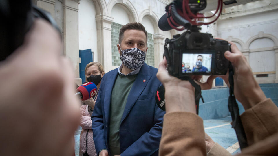 Bývalé bratislavské kúpele Grössling, ktoré sú národnou kultúrnou pamiatkou čaká komplexná rekonštrukcia. Po renovácii by tu okrem plaveckého bazána, kúpeľných procedúr a relaxačnej zóny mala vzniknúť aj knižnica a priestory na kultúrne podujatia. Na snímke je primátor Bratislavy Matúš Vallo.