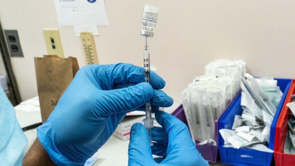 WA 1 archív New York - Na archívnej snímke z 18. februára 2021 lekár naťahuje injekčnou striekačkou z ampulky vakcínu proti ochoreniu COVID-10 od spoločností Pfizer/BioNTech vo vakcinačnom centre V New Yorku. Vakcína proti chorobe COVID-19 od konzorcia Pfizer/BioNTech má účinnosť 94 percent, pokiaľ ide o pokles symptomatických prípadov nákazy. Vyplýva to z recenzovanej štúdie, ktorej sa zúčastnilo 1,2 miliónov obyvateľov Izraela, informovala v stredu 24. februára 2021 agentúra AFP. FOTO TASR/AP