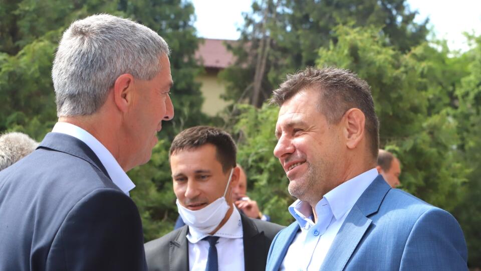 Na snímke vľavo Béla Bugár (Most-Híd) a kandidát na predsedu Most-Híd László Sólymos (vpravo) pred začatím volebného snemu strany Most-Híd vo Fiľakove.