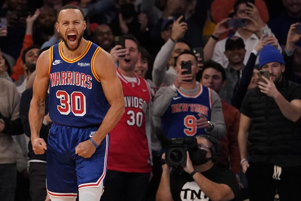 JB 10 New York - Hráč Goldenu State Warriors Stephen Curry reaguje po tom, ako strelil trojbodový kôš proti New Yorku Knicks v basketbalovom zápase zámorskej NBA v New Yorku 14. decembra 2021. FOTO TASR/AP
Golden State Warriors guard Stephen Curry reacts after scoring a 3-point basket during the first half of an NBA basketball game against the New York Knicks, Tuesday, Dec. 14, 2021, at Madison Square Garden in New York. Curry hit his 2,974th 3-pointer Tuesday night in the first quarter, breaki
