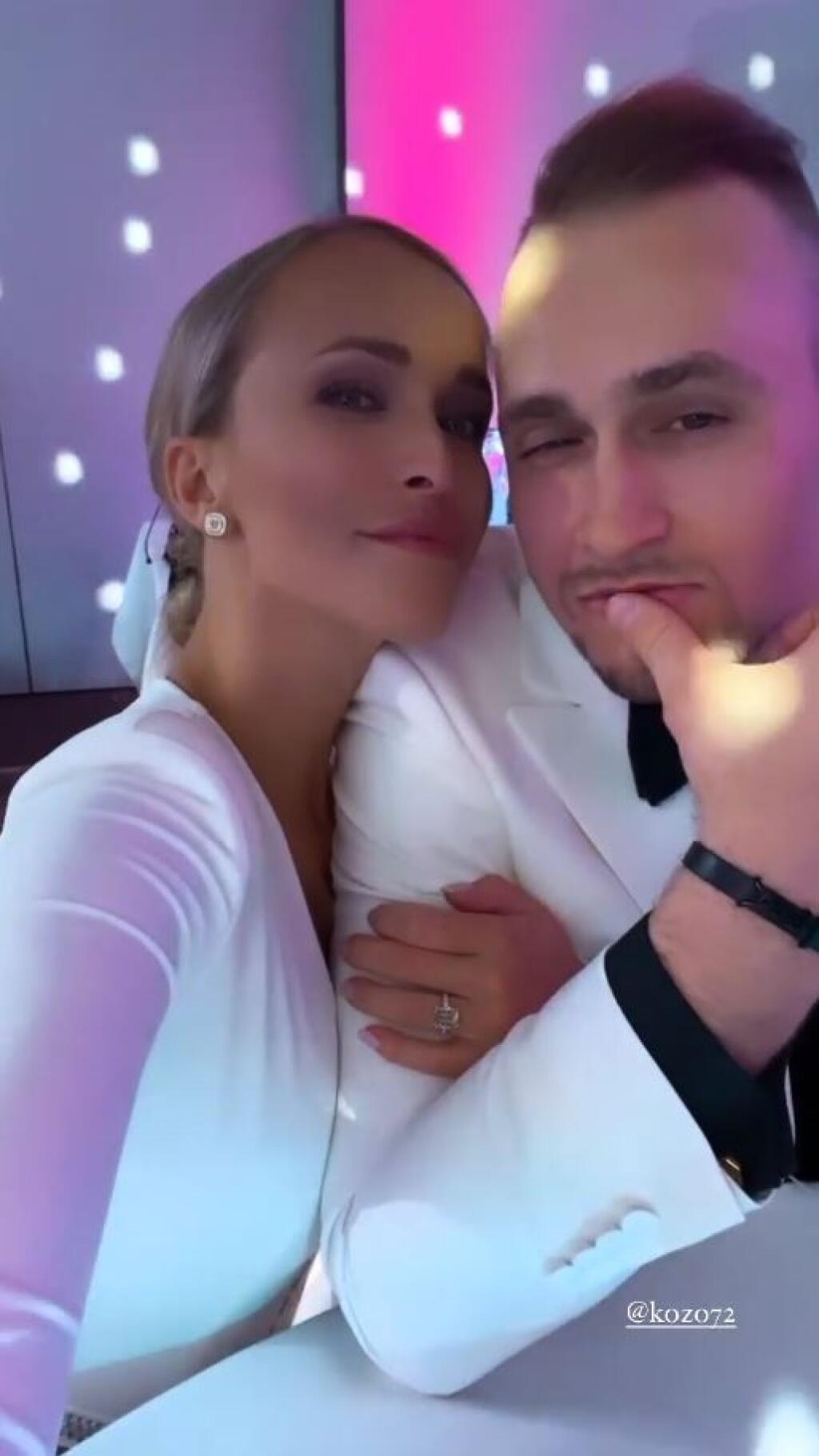 Nela si vyšla na ples s priateľom Lukášom Kozákom, s ktorým sa zladili do bielej farby.