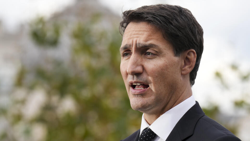 PK 33 Londýn - Na snímke kanadský premiér Justin Trudeau odpovedá na otázky novinárov v Canada House po návšteve britskej premiérky Liz Trussovej v jej sídle na Downing Street 10 v Londýne 18. septembra 2022. Úrad kanadského premiéra Justina Trudeaua obhajuje jeho konanie dva dni pred pohrebom kráľovnej Alžbety II. Videozáznam ho zachytil ako spieva pri klavíri v londýnskom hoteli. FOTO TASR/AP
Canadian Prime Minister Justin Trudeau speaks with the Canadian media at Canada House after visiting