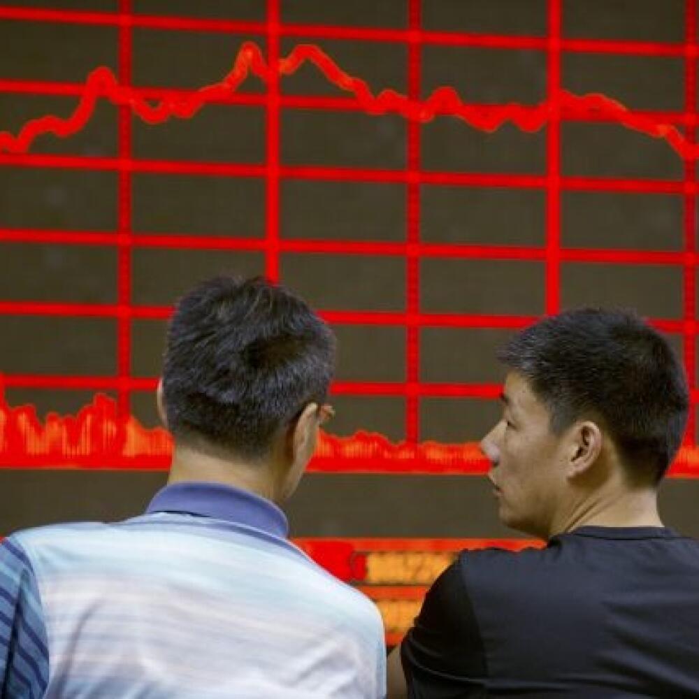EBE 10 Peking - Čínske akciové trhy dnes pokračujú v poklese, aj keď jeho rozsah už nie je taký dramatický ako v pondelok 24. augusta, keď hlavný index šanghajskej burzy stratil okolo 8,5 %. Investori sa však ďalej zbavujú akcií potom, čo vláda ani po