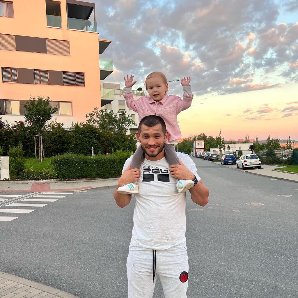 Muradov v rozhovore nedávno priznal, že sa nechce ženiť a že mu to takto vyhovuje. Uzbek je predsa zvyknutý na úplne iný život, aký sme zvyknutí viesť my. Preto ani niet divu, že mu nevyhovoval život v monogamii.
