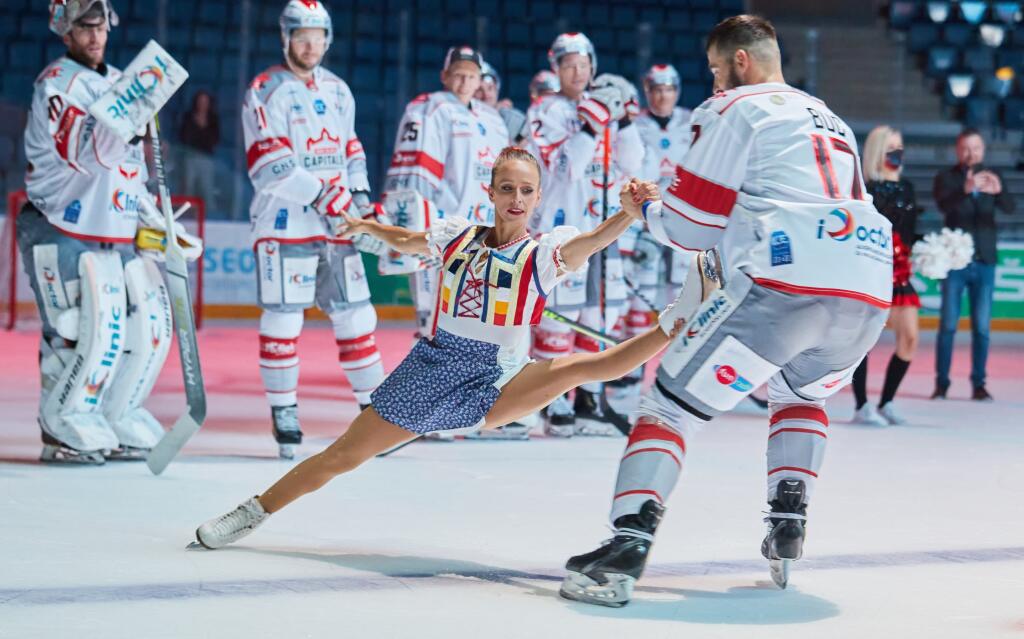 Aj takéto krkolomné kúsky predvádza krasokorčuliarka Beständigová s hokejistami Bratislava Capitals v rámci pozápasovej šou.
