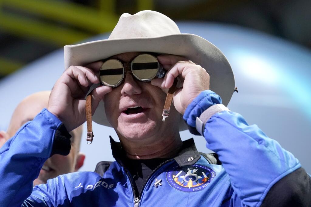 WA 53 Van Horn -  Najbohatší muž sveta Jeff Bezos, ktorý sa pomocou suborbitálnej rakety New Shepard vyvinutej jeho spoločnosťou Blue Origin ocitol na hranici vesmíru počas tlačovej konferencie po úspešnom lete na základni neďaleko mestečka Van Horn v americkom Texasev v utorok 20. júla 2021. Na palube rakety New Shepard bol okrem Bezosa aj jeho brat Mark, 18-ročný čerstvý absolvent strednej školy Oliver Daemen a 82-ročná pilotka Wally Funková. Daemen sa stal vôbec najmladším človekom vo vesmíre