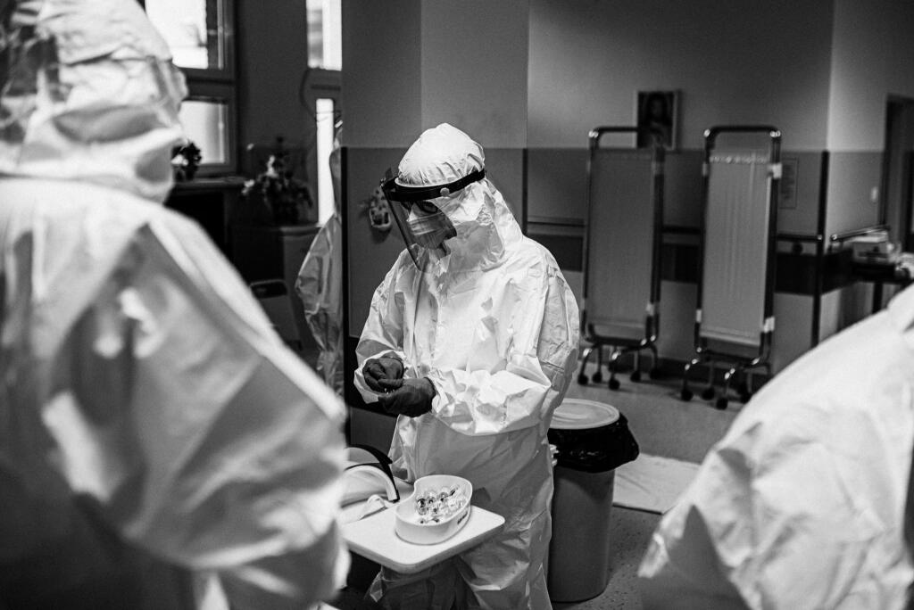 „Na oddelení anestézie a intenzívnej medicíny ľudia len ležali a bolo tam viacmenej ticho. Počul som len zvuky pípajúcich prístrojov, prípadne zvoniaci telefón.“ Ján Rábara opisuje detaily z oddelenia anestézie a intenzívnej medicíny z nemocnice v Považskej Bystrici.
