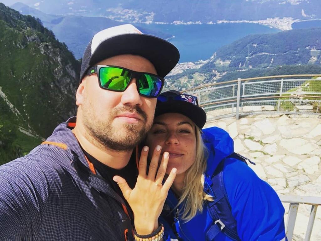 Poliaková sa toto leto počas túry po švajčiarskych kopcoch zasnúbila.