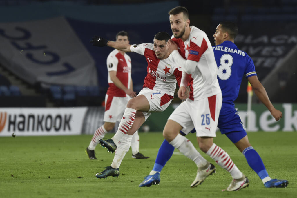 EBE 54 Leicester - Na snímke sprava v popredí slovenský stredopoliar Slavie Praha Jakub Hromada a jeho spoluhráč Nicolae Stanciu v odvete šestnásťfinále Európskej ligy vo futbale Leicester City - Slavia Praha vo štvrtok 25. februára 2021. FOTO TASR/AP
Slavia's Nicolae Stanciu, left, attempts a shot at goal during the Europa League round of 32 soccer match between Leicester City and Slavia Prague at the King Power Stadium in Leicester, England, Thursday, Feb 25, 2021. (AP Photo/Rui Vieira)