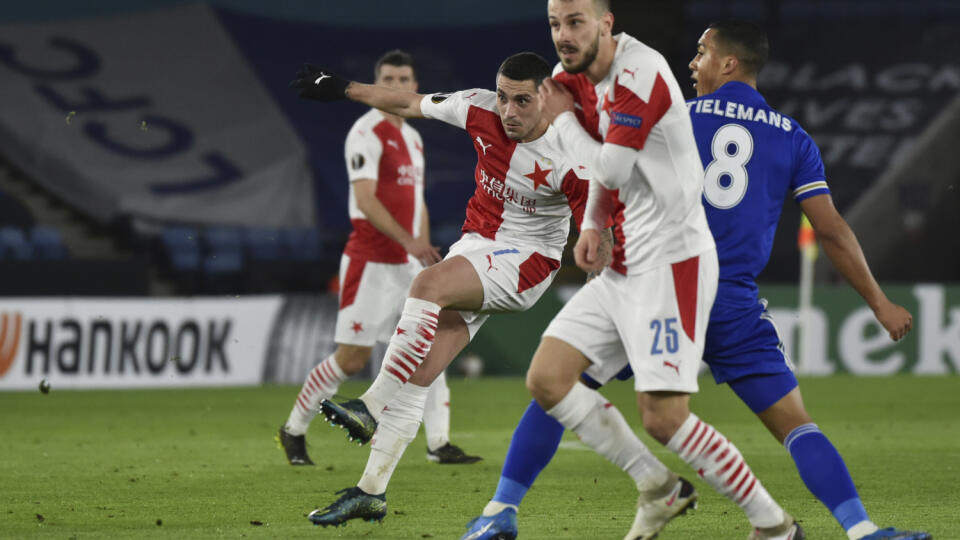 Na snímke sprava v popredí slovenský stredopoliar Slavie Praha Jakub Hromada a jeho spoluhráč Nicolae Stanciu v odvete šestnásťfinále Európskej ligy vo futbale Leicester City - Slavia Praha