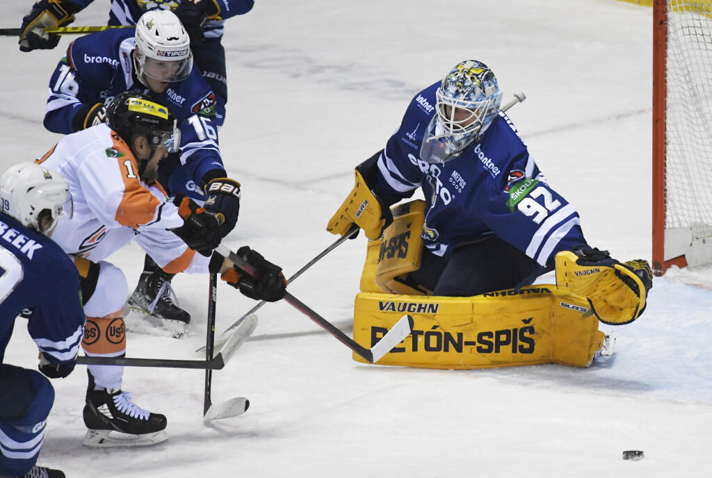 Na snímke druhý zľava Radoslav Tybor (Košice), vpravo brankár Marcel Melicherčík (Spišská Nová Ves) v zápase 21. kola hokejovej Tipos extraligy HC Košice - HK GROTTO Spišská Nová Ves 27. novembra 2022 v Košiciach.