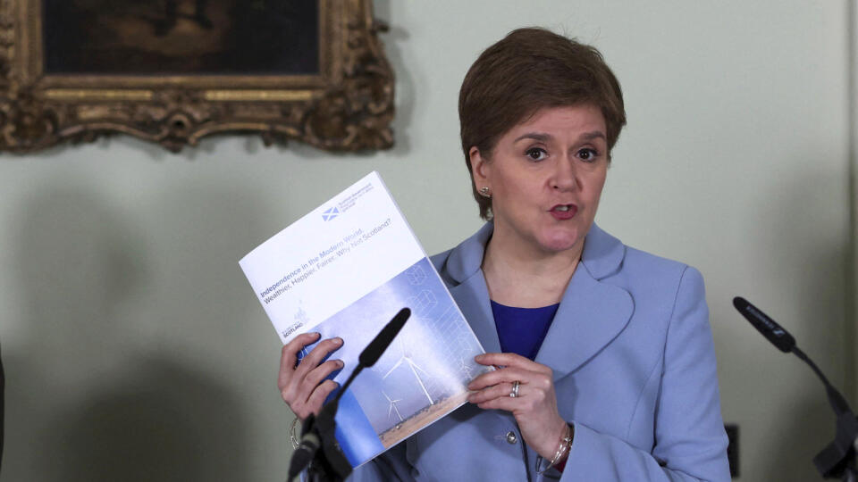 KK76 Edinburgh - Na snímke škótska premiérka Nicola Sturgeonová hovorí počas tlačovej konferencie 14. júna 2022 v Edinburghu. Škótska premiérka Nicola Sturgeonová v utorok oznámila iniciatívu za nové referendum o nezávislosti Škótska od Británie. FOTO TASR/AP
Scotland's First Minister Nicola Sturgeon speaks at a press conference for the launch of new paper on Scottish independence, in Bute House, Edinburgh, Scotland, Tuesday, June 14, 2022. Sturgeon launched her campaign for a second independenc