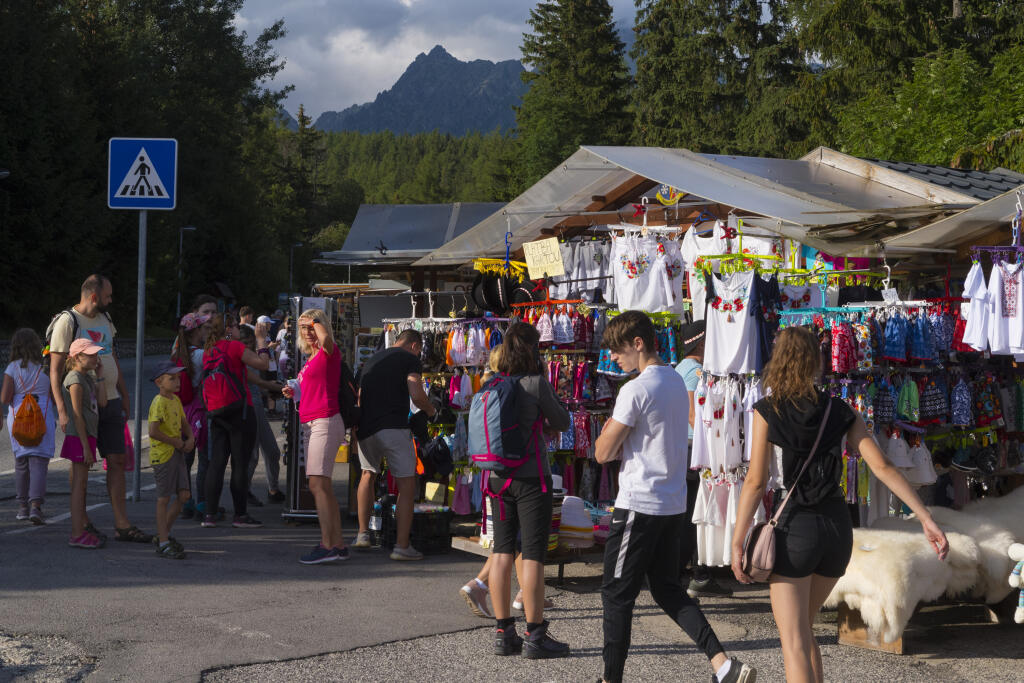 Turisti na Štrbskom plese vo vysokých Tatrách na sklonku dňa, keď sa väčšinou vracajú z túr a prechádzok. Štrbské Pleso, 16. augusta 2021. FOTO TASR - Milan Kapusta
