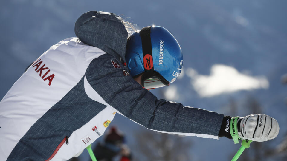 JB 17 Crans Montana - Slovenská lyžiarka Petra Vlhová skúma trať pred pretekmi super-G žien Svetového pohára v alpskom lyžovaní vo švajčiarskej Crans Montane 24. januára 2021. FOTO TASR/AP

Slovakia's Petra Vlhova inspects the course prior to an alpine ski, women's World Cup super-G, in Crans Montana, Switzerland, Sunday, Jan. 24, 2021. (AP Photo/Gabriele Facciotti)