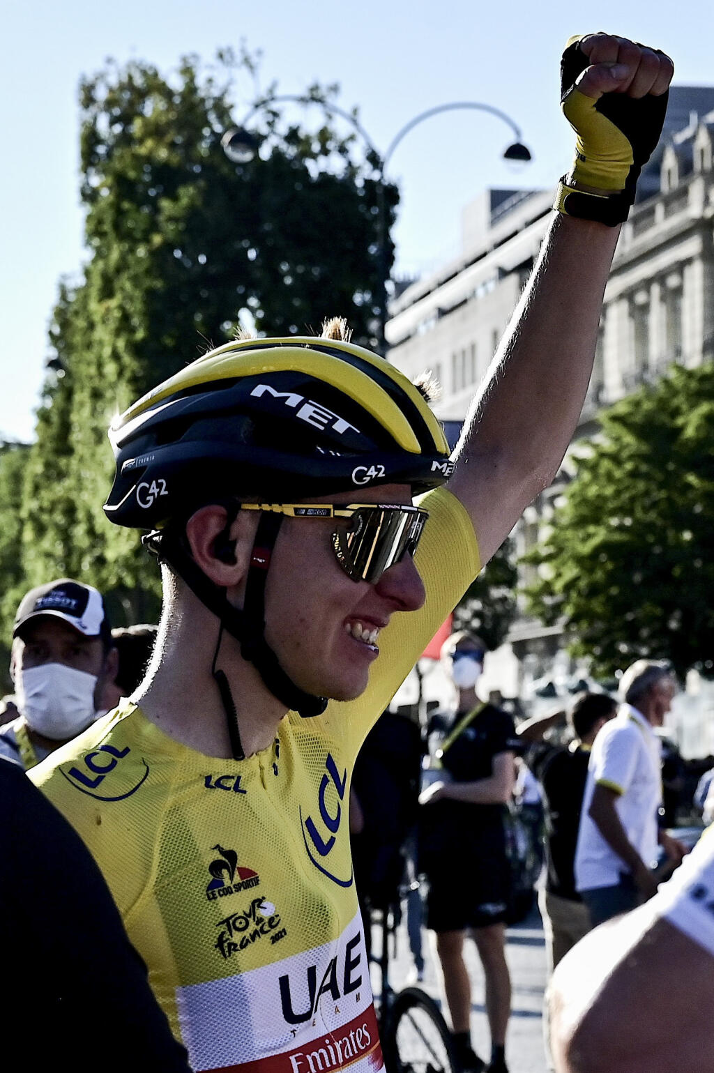 Na snímke slovinský cyklista Tadej Pogačar (UAE-Team Emirates) oslavuje víťazstvo v celkovom poradí po záverečnej 21. etape pretekov Tour de France v Paríži.