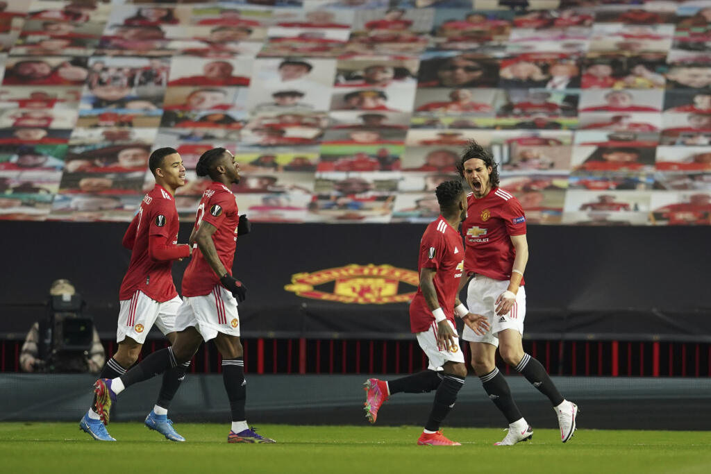 JB 34 Manchester - Hráč Manchesteru United Edinson Cavani (vpravo) oslavuje so spoluhráčmi úvodný gól v zápase štvrťfinále Európskej ligy Manchester United - Granada CF v Manchesteri 15. apríla 2021. FOTO TASR/AP
Manchester United's Edinson Cavani celebrates after scoring his side's first goal during the Europa League, quarterfinal, second leg soccer match between Manchester United and Granada at the Old Trafford stadium, in Manchester, Thursday, April 15, 2021. (AP Photo/Dave Thompson)