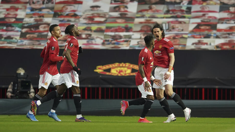JB 34 Manchester - Hráč Manchesteru United Edinson Cavani (vpravo) oslavuje so spoluhráčmi úvodný gól v zápase štvrťfinále Európskej ligy Manchester United - Granada CF v Manchesteri 15. apríla 2021. FOTO TASR/AP
Manchester United's Edinson Cavani celebrates after scoring his side's first goal during the Europa League, quarterfinal, second leg soccer match between Manchester United and Granada at the Old Trafford stadium, in Manchester, Thursday, April 15, 2021. (AP Photo/Dave Thompson)