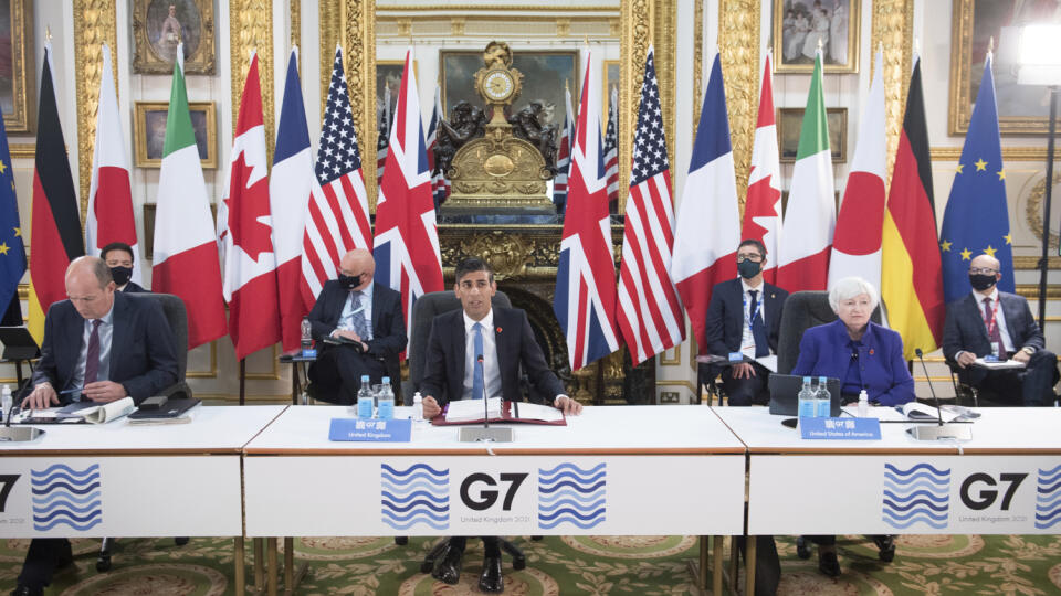 KK22 Londýn - Britský minister financií Rishi Sunak (uprostred) počas summitu ministrov financií skupiny G7, 4. júna 2021 v Londýne. Ministri financií skupiny G7, siedmich najvyspelejších ekonomik sveta, sa v piatok stretávajú v Londýne. Európania sú pritom optimistami a veria, že G7 podporí návrh USA na zavedenie minimálnej globálnej dane z príjmu právnických osôb. FOTO TASR/AP
Britain's Chancellor of the Exchequer Rishi Sunak, centre back, and U.S. Treasury Secretary Janet Yellen, back right,